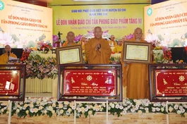 Trưởng lão Hòa thượng Thích Như Niệm trao giáo chỉ tấn phong Hòa thượng đến chư tôn đức Phật giáo H.Củ Chi