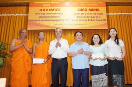 Ông Hầu A Lềnh tặng quà chúc mừng Tết cổ truyền đến chư Tăng, các vị có uy tín 