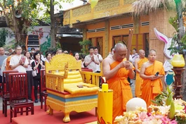 Hòa thượng Danh Lung, trụ trì chùa Candaransi dâng hương, lễ bái Tam bảo 