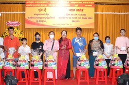 Bà Trần Thị Hường, Ủy viên Ban Thường vụ, Trưởng ban Dân vận Quận ủy Q.3 tặng quà Tết đến bà con Khmer