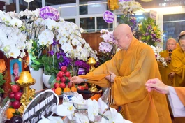 Hòa thượng Thích Lệ Trang cùng chư tôn đức Ban Trị sự Phật giáo TP.HCM viếng tang