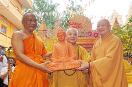 Hòa thượng Thích Thiện Nhơn, cùng Hòa thượng Thích Lệ Trang tặng tượng Phật chúc mừng Tết cổ truyền Chôl Chnăm Thmây đến Hòa thượng Danh Lung