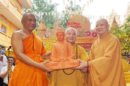 Hòa thượng Thích Thiện Nhơn, cùng Hòa thượng Thích Lệ Trang tặng tượng Phật chúc mừng Tết cổ truyền Chôl Chnăm Thmây đến Hòa thượng Danh Lung