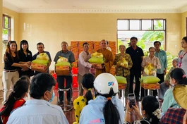Chùa Thiên Nguyên tặng quà đến người dân khó khăn 