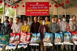 Chùa Linh Bửu tặng quà đến bà con khó khăn