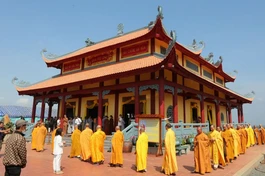 Chư tôn đức quang lâm chánh điện chùa Huệ Long