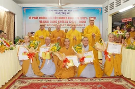 Chư tôn đức trao phần thưởng đến các Tăng Ni sinh có thành tích xuất sắc của khóa XIV (2021-2023)