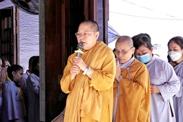 Ni sư Thích nữ Nhẫn Liên, trụ trì tịnh xá Ngọc Hương hướng dẫn Phật tử kinh hành trong khóa tu "Một ngày an lạc"