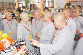 Ni sư Thích nữ Huệ Dâng giới thiệu đến chư Ni Phân ban Ni giới T.Ư các gian hàng trong phiên chợ Từ Tâm