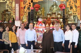 Ông Nguyễn Quyết Thắng, Thành ủy viên, Bí thư Huyện ủy, Chủ tịch HĐND H.Củ Chi, chúc mừng Phật đản đến Ban Trị sự GHPGVN H.Củ Chi
