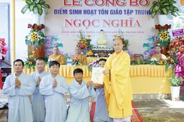Thượng tọa Thích Quảng Hiền trao quyết định thành lập điểm sinh hoạt tôn giáo tập trung Ngọc Nghĩa