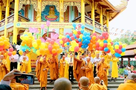 Chư tôn giáo phẩm và các cấp chính quyền thả bong bóng, chim bồ câu cầu nguyện hòa bình 