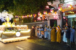 Chư Tăng và Phật tử tổ đình Quán Thế Âm cung đón đoàn xe diễu hành 