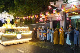 Chư Tăng và Phật tử tổ đình Quán Thế Âm cung đón đoàn xe diễu hành 