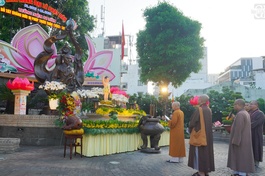 Hòa thượng Thích Nhựt Hỷ cùng các thành viên Ban Giám khảo chấm điểm lễ đài Phật giáo Q.3 tại Công viên tượng đài Bồ-tát Thích Quảng Đức