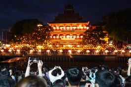 Dòng người dọc hai bên bờ kênh Nhiêu Lộc dự lễ hoa đăng kính mừng Phật đản Phật lịch 2567