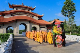 Đoàn dâng hoa tại Đền tưởng niệm Khu lịch sử truyền thống cách mạng Sài Gòn - Chợ Lớn - Gia Định