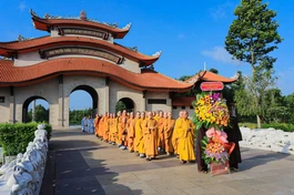 Đoàn dâng hoa tại Đền tưởng niệm Khu lịch sử truyền thống cách mạng Sài Gòn - Chợ Lớn - Gia Định