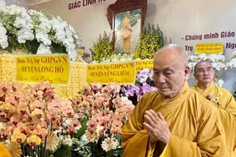 Chư tôn đức Phật giáo tỉnh Vĩnh Long nhiễu hữu kim quan Hòa thượng Giác Ánh - Ảnh: Tâm Đức