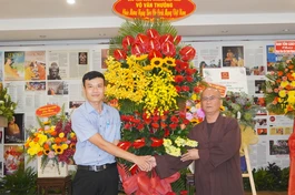 Ông Nguyễn Bạch Hoàng Duy, đại diện Cục Quản trị T.78 - Văn Phòng T.Ư Đảng đại diện chuyển lời và tặng lẵng hoa chúc mừng của Chủ tịch nước đến Báo Giác Ngộ