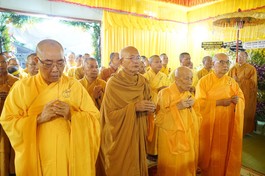 Chư tôn đức Chứng minh Ban Trị sự GHPGVN tỉnh, Ban Thường trực Ban Trị sự GHPGVN tỉnh Bình Thuận dâng hương tưởng niệm