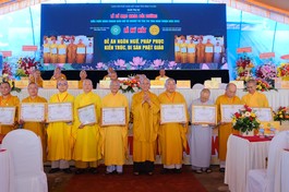 Hòa thượng Thích Huệ Trí trao Bằng công đức ghi nhận đóng góp của chư tôn đức cho khóa bồi dưỡng