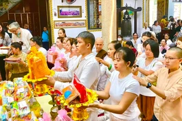 Phật tử dâng y tắm mưa đến chư Tăng chùa Phổ Minh