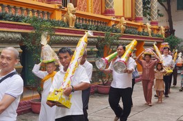 Phật tử thực hiện nghi thức nhiễu Phật 3 vòng quanh chánh điện