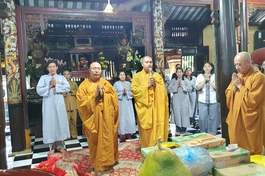 Đoàn cúng dường tại trường hạ chùa Hội Khánh, tỉnh Bình Dương