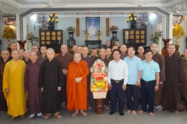 Đoàn Ủy ban ban MTTQVN TP.HCM thăm, tặng quà đến chư Tăng an cư tại chùa Huỳnh Kim (Q.Gò Vấp, TP.HCM)