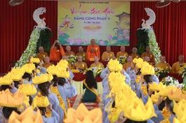 Phật tử chùa Phước Long (TP.Cần Thơ) dâng y cúng dường đến chư tôn đức mùa Vu lan - Báo hiếu