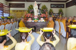 Phật tử tác bạch dâng pháp y cúng dường lên chư tôn đức trong mùa Vu lan - Báo hiếu tại chùa Linh Chưởng