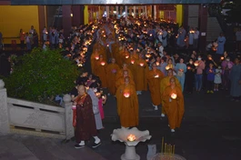 Lễ phóng liên đăng trong Pháp hội Vu lan tại Việt Nam Quốc Tự diễn ra tối 26-8-2023