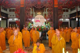 Trưởng lão Hòa thượng Thích Đức Nghiệp, Phó Pháp chủ kiêm Giám luật Hội đồng Chứng minh, cùng chư Tăng trong khóa lễ Tự tứ tại chánh điện 