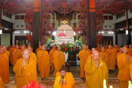 Trưởng lão Hòa thượng Thích Đức Nghiệp, Phó Pháp chủ kiêm Giám luật Hội đồng Chứng minh, cùng chư Tăng trong khóa lễ Tự tứ tại chánh điện 