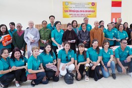 Ban Từ thiện xã hội GHPGVN TP.HCM và nhóm chia sẻ Sharing của bà Mai Thị Hạnh, phu nhân nguyên Chủ tịch nước Trương Tấn Sang tặng quà đến bà con khó khăn tại thiền viện Trúc Lâm Tây Nguyên (Gia Lai)