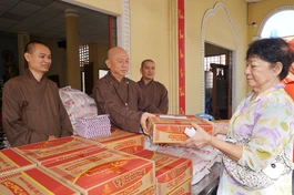 Thượng tọa Thích Tắc Bạch, Phó ban Kinh tế -Tài chính T.Ư tặng quà đến bà con khó khăn tại chùa Tế Độ, Q.Gò Vấp, TP.HCM