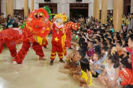 Các em nhỏ vui hội đêm trung thu tại chùa Hoằng Phúc