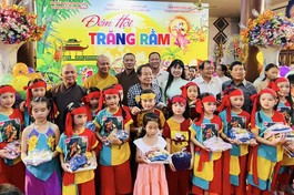 Ban Từ thiện xã hội GHPGVN TP.HCM trao quà trung thu tại chùa Phật Tích (Thủ đô Viêng Chăn, Lào)