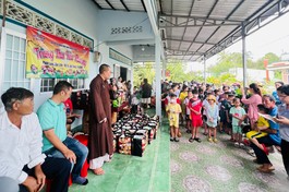 Đoàn tặng quà Tết Trung thu tại tỉnh Bạc Liêu 