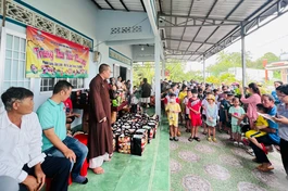 Đoàn tặng quà Tết Trung thu tại tỉnh Bạc Liêu 