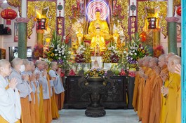 Trang nghiêm khóa lễ Bố-tát tại chánh điện chùa Linh Sơn Hải Hội