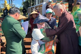 Hoà thượng Thích Giác Trí, viện chủ chùa Minh Giác trao quà đến bà con khó khăn tại xã Hải Yang, H.Đăk Đoa