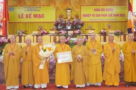 Hòa thượng Thích Thiện Pháp tặng Bằng tuyên dương công đức đến tập thể Ban Pháp chế T.Ư 