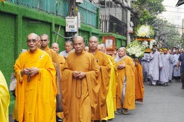 Chư tôn đức trong lễ di quan Sư cô Thích nữ Huệ Thanh đến nơi trà-tỳ 