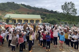Tặng áo ấm đến các em nhỏ vùng biên giới H.Đắk Glong, Đắk Nông