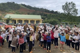 Tặng áo ấm đến các em nhỏ vùng biên giới H.Đắk Glong, Đắk Nông