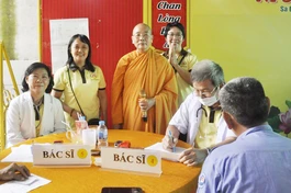 Đoàn Ban Từ thiện xã hội Báo Giác Ngộ tổ chức khám bệnh, tặng quà tại tịnh xá Ngọc Hương (TP.Sa Đéc, Đồng Tháp)