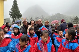 Phân ban Huấn nghệ và Phát triển cộng đồng thuộc Ban Từ thiện xã hội T.Ư tặng quà tại Hà Giang