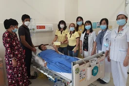 Đoàn Ban từ thiện xã hội Báo Giác Ngộ trao tiền hỗ trợ viện phí đến bệnh nhân tại Bệnh viện Hùng Vương, TP.HCM